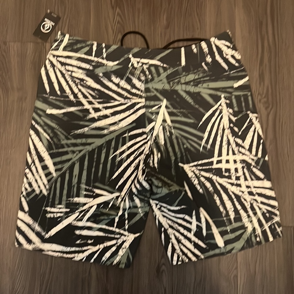 NWT volcom board shorts size 33 - Picture 2 of 3